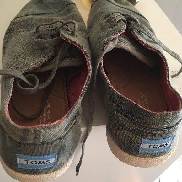 Size 9M (MEN) TOMS sneakers - Picture 2 of 3